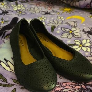 Arizona Jean Company Women's Perforated Black Flats